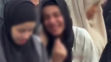 الضحك بصوت مرتفع والمزاح أثناء صلاة العيد