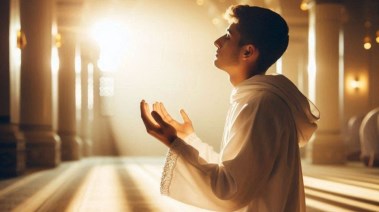 رجل يدعو في المسجد 