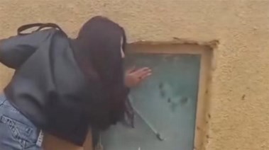 الفتاة طرقت على المدافن