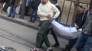 الأهالي يحاولون نقل الجثث 