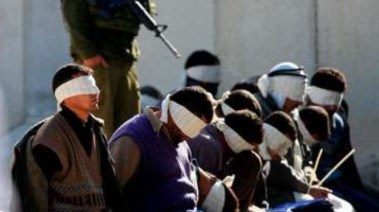 بعض الأسرى الفلسطينيين بعد اعتقالهم