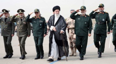 الجمع بين السلطة الدينية والمؤسسات الجمهورية في إيران