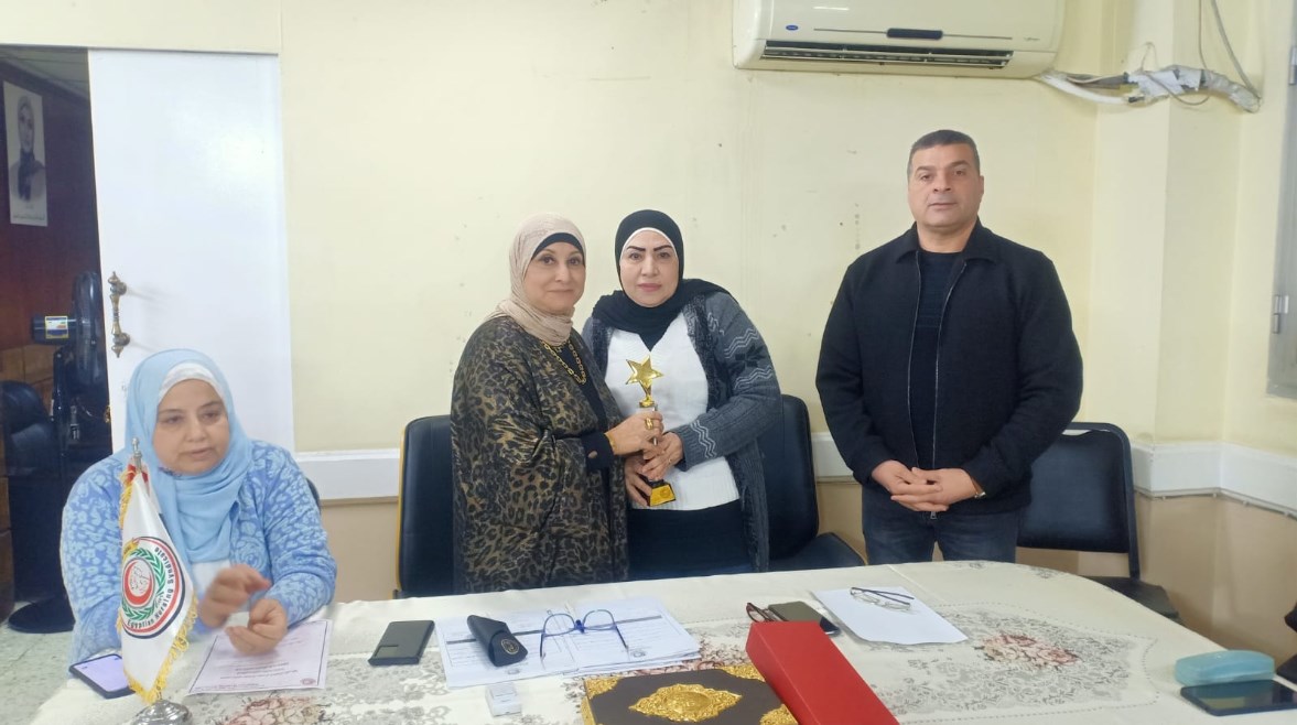 نقيب التمريض تكرم ممرضة مستشفي المقطم