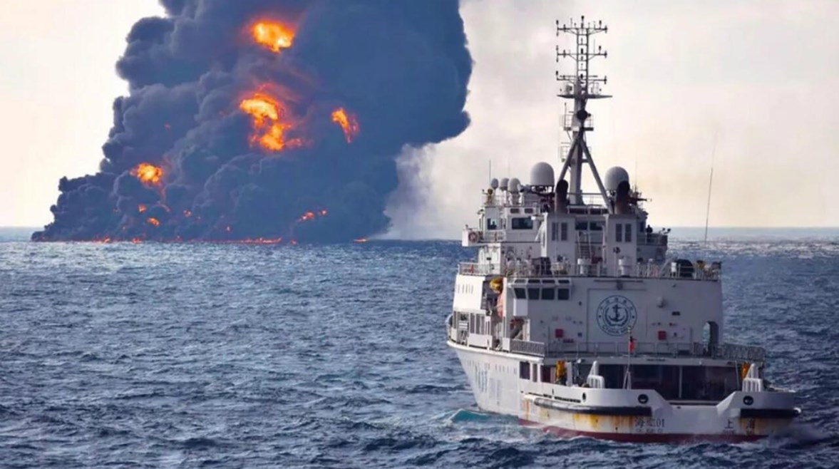 غرق ناقلة نفط