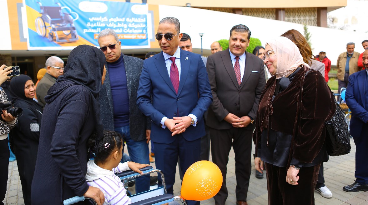 تسليم كراسي متحركة وأطراف صناعية لذوي الهمم