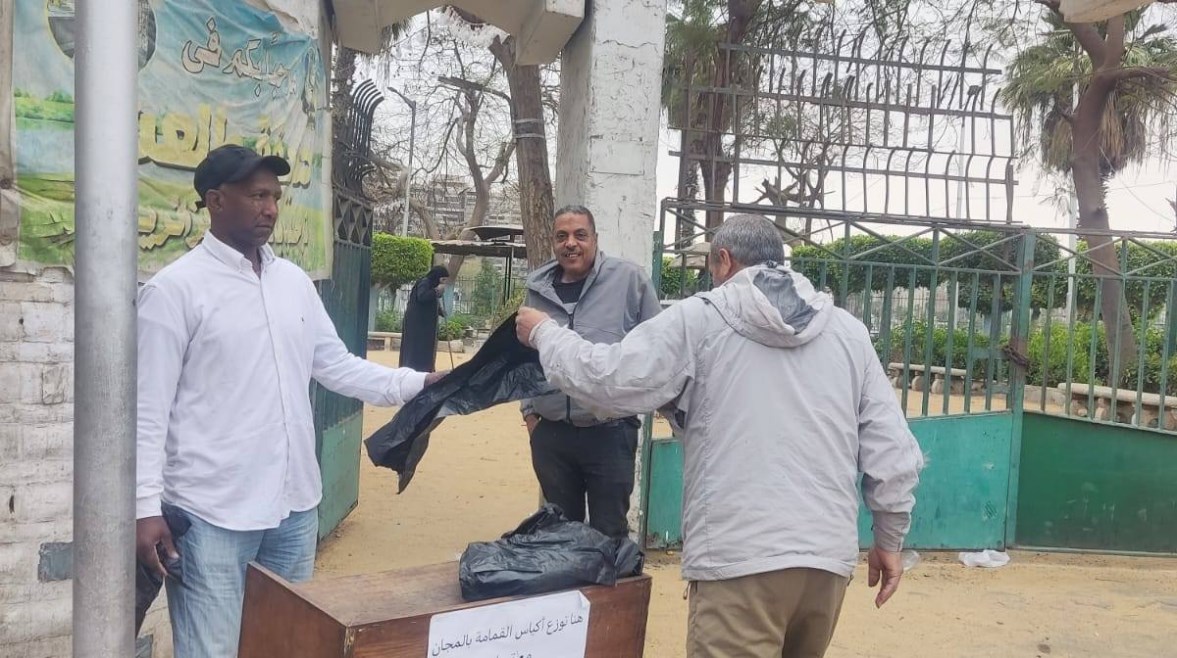 توزيع أكياس بلاستيكية على المواطنين في الأماكن العامة