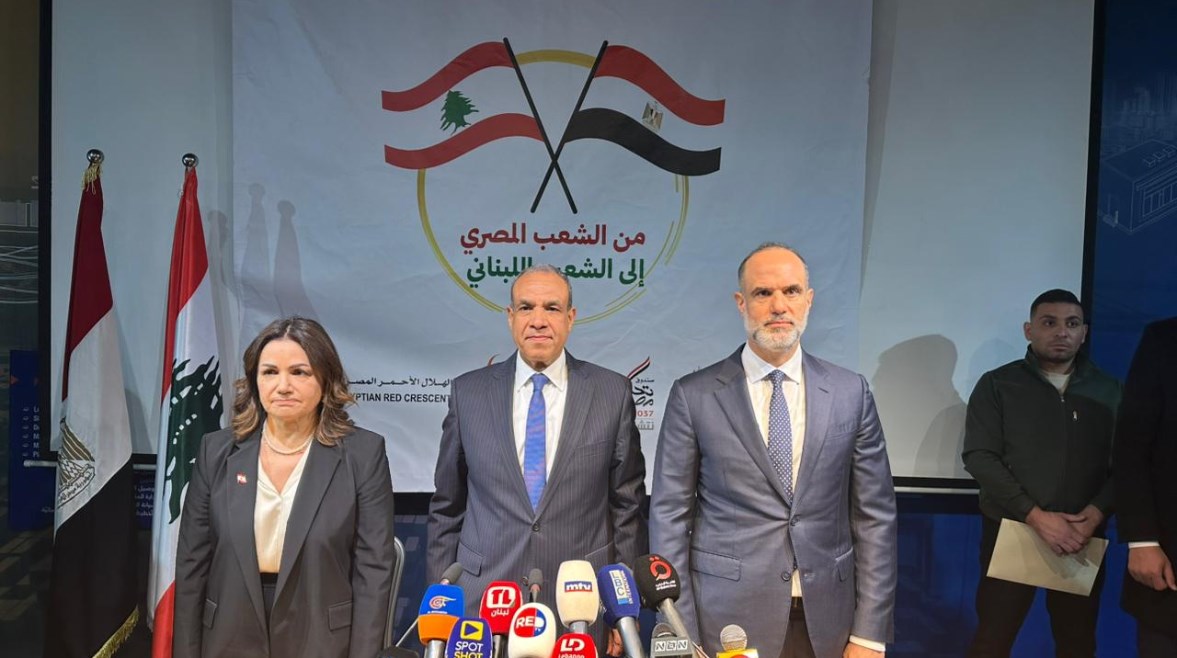 وزير الخارجية خلال تسليم مساعدات إنسانية للبنان