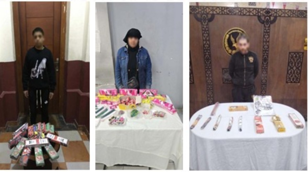 المتهمون وبحوزتهم الألعاب النارية قبل ترويجها بالأسواق