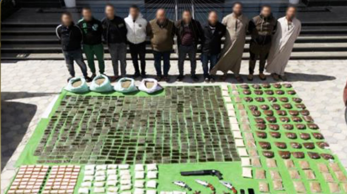 المتهمون وبحوزتهم المضبوطات 