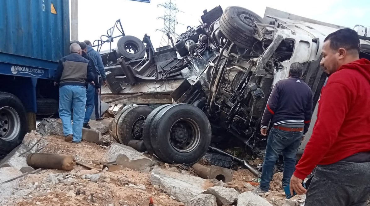 انقلاب شاحنة بضائع بطريق الواحات