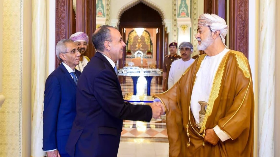 وزير الخارجية مع سلطان عمان