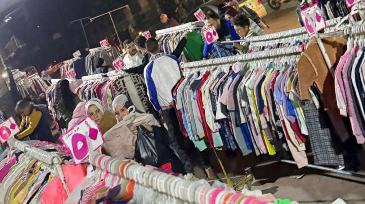 محرر “تليجراف مصر” متحدثًا لأصحاب “استاندات” الملابس بالوكالة