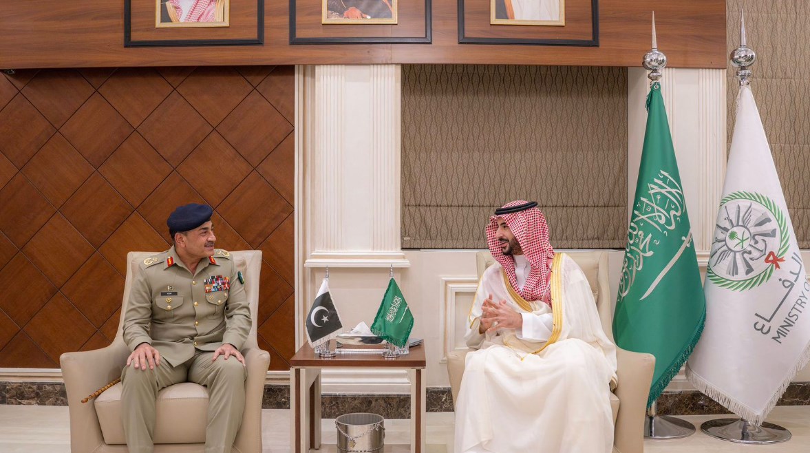 وزير الدفاع السعودي الأمير خالد بن سلمان وقائد الجيش الباكستاني عاصم منير 