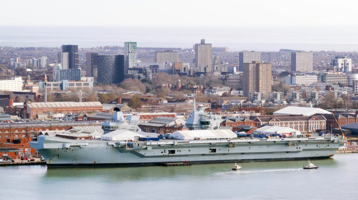 حاملة طائرات بريطانية