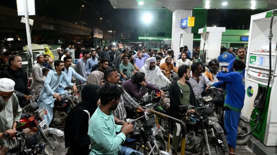 طوابير أمام محطة وقود في كراتشي وسط ارتفاع أسعار البنزين 