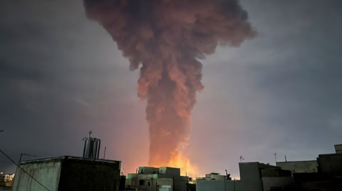 تصاعد الدخان جراء انفجار في طهران