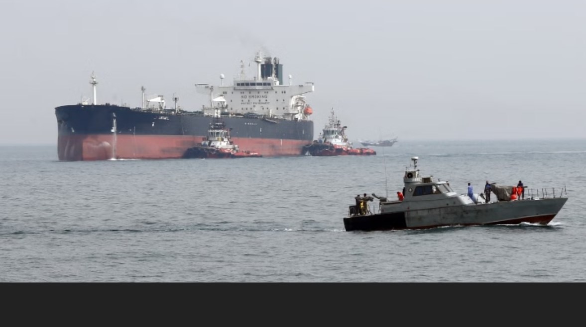 زورق إيراني يقترب من ناقلة نفط بمضيق هرمز، أرشيفية 
