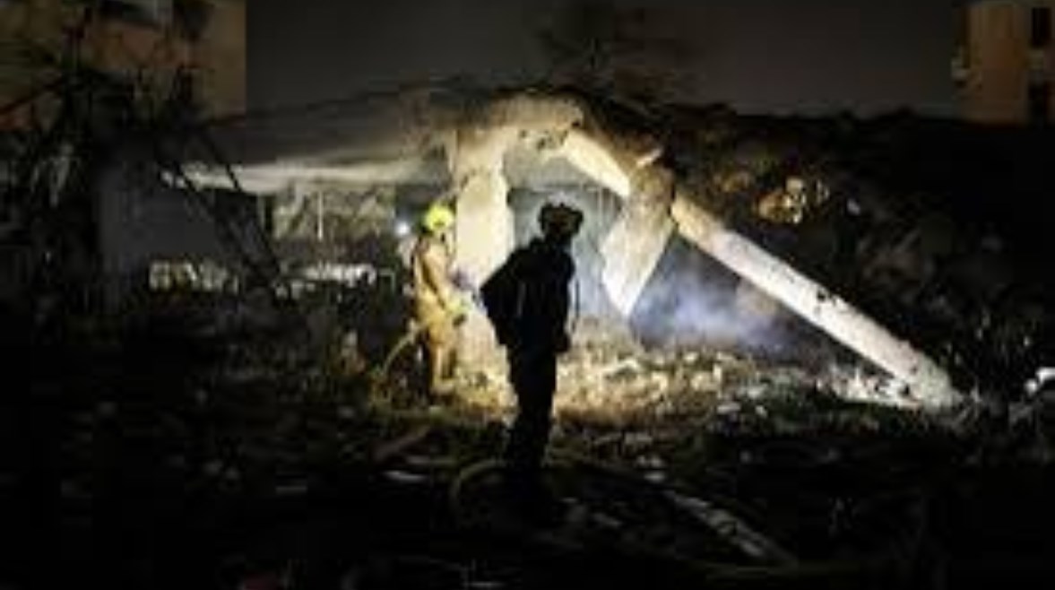 سقوط مبنى إسرائيلي جراء صواريخ إيران 
