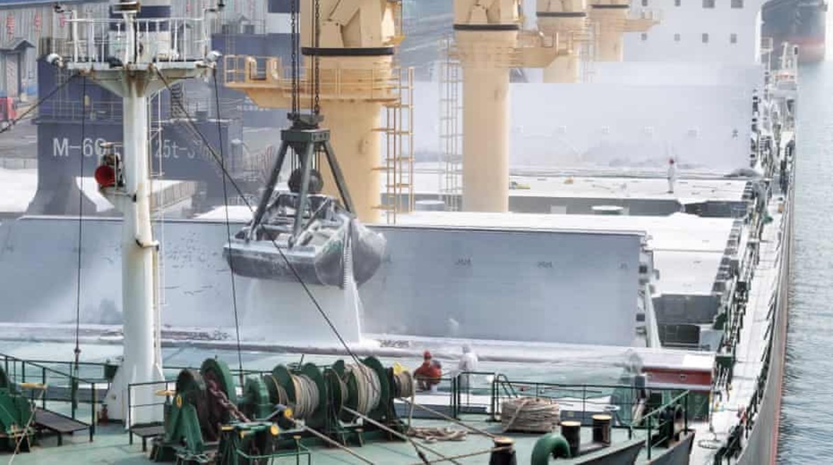 تحميل الأسمدة في إحدى موانيء الصين