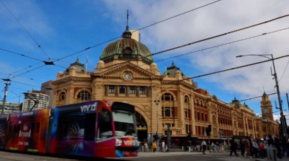 ترام يخترق شوارع ملبورن في أستراليا 