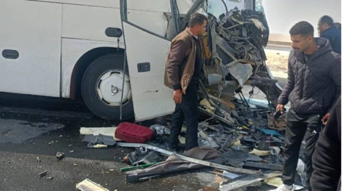 إصابة 7 أشخاص في تصادم أتوبيس ونصف نقل بصحراوي المنيا