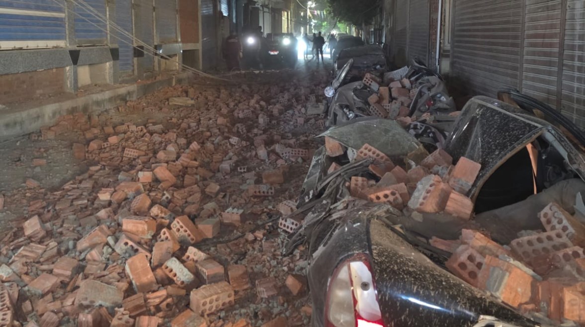 انهيار حائط دور ببرج سكنى بالمنيا