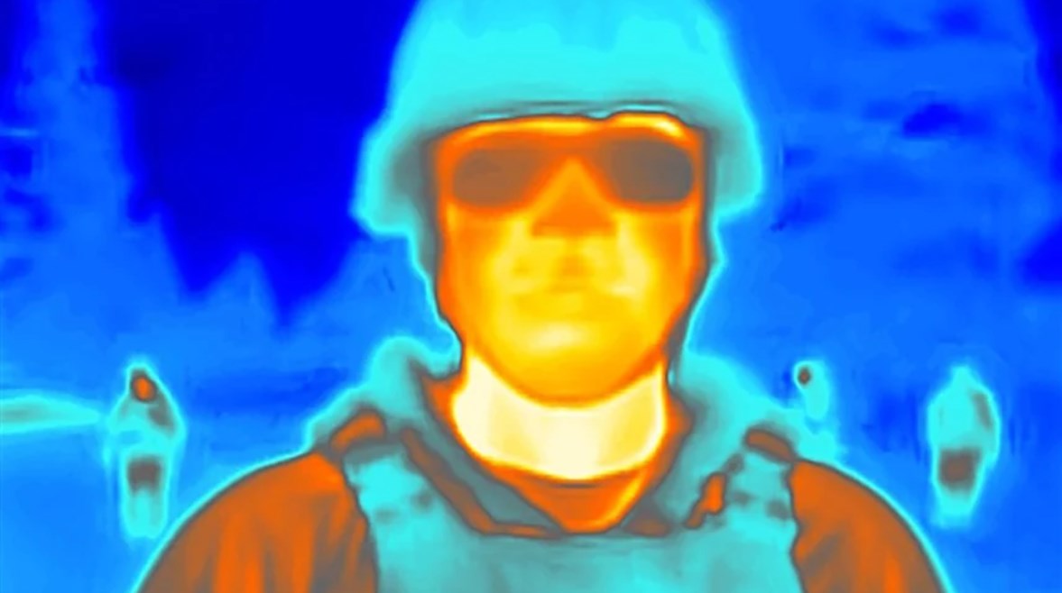 جندي أمريكي يظهر كشبح بعد ارتدائه العباءة