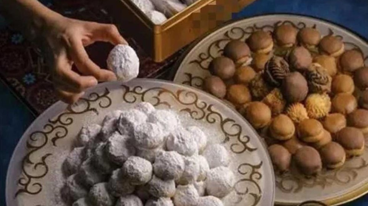 تناول الكحك والبسكويت