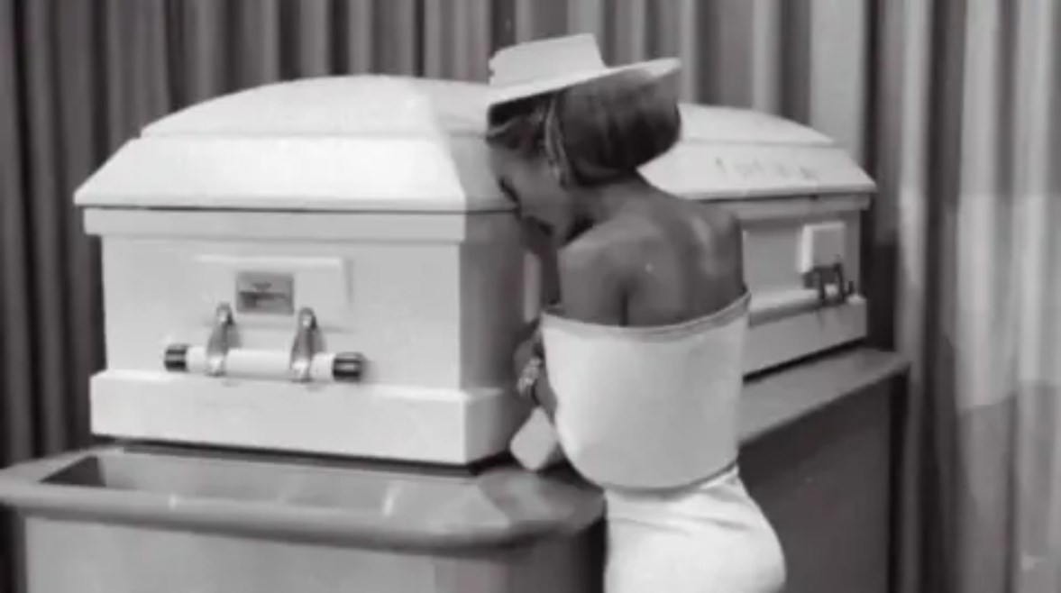 المؤثرة صوفي ماي أمام نعش ابنتها