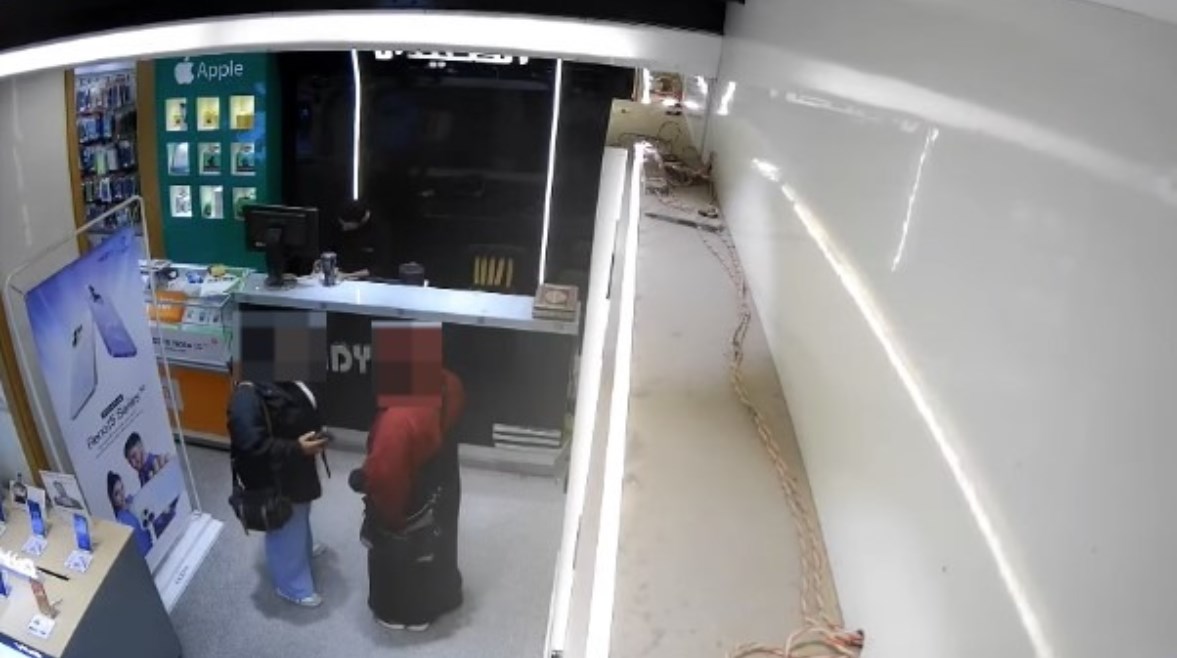 المتهمتان أثناء شراء الهاتف