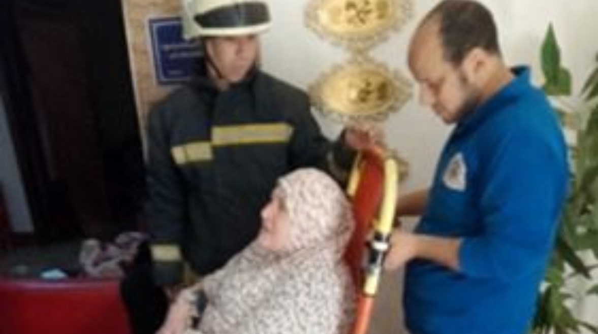 لحظة نقل المسنة إلى المستشفى
