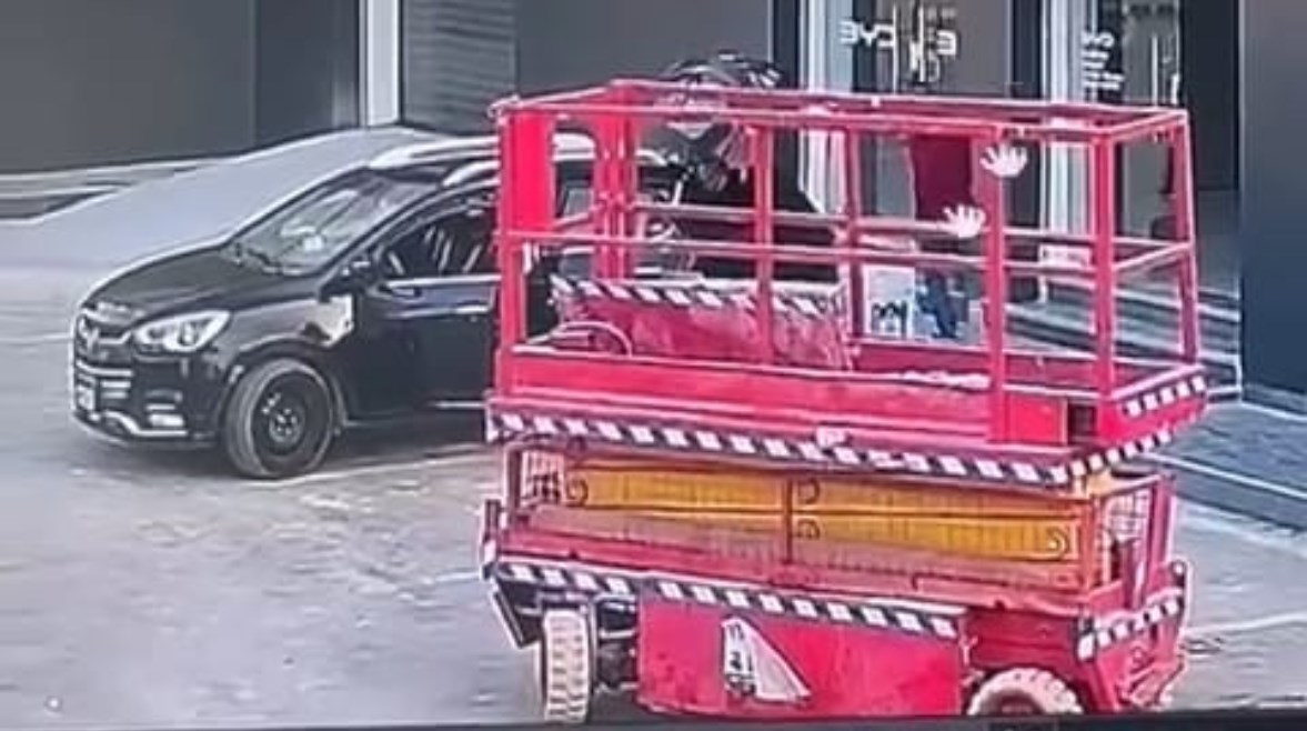 لحظة سرقة المحتويات