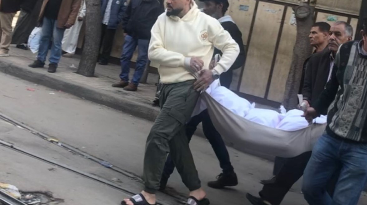 لحظة نقل ضحايا جريمة كارموز