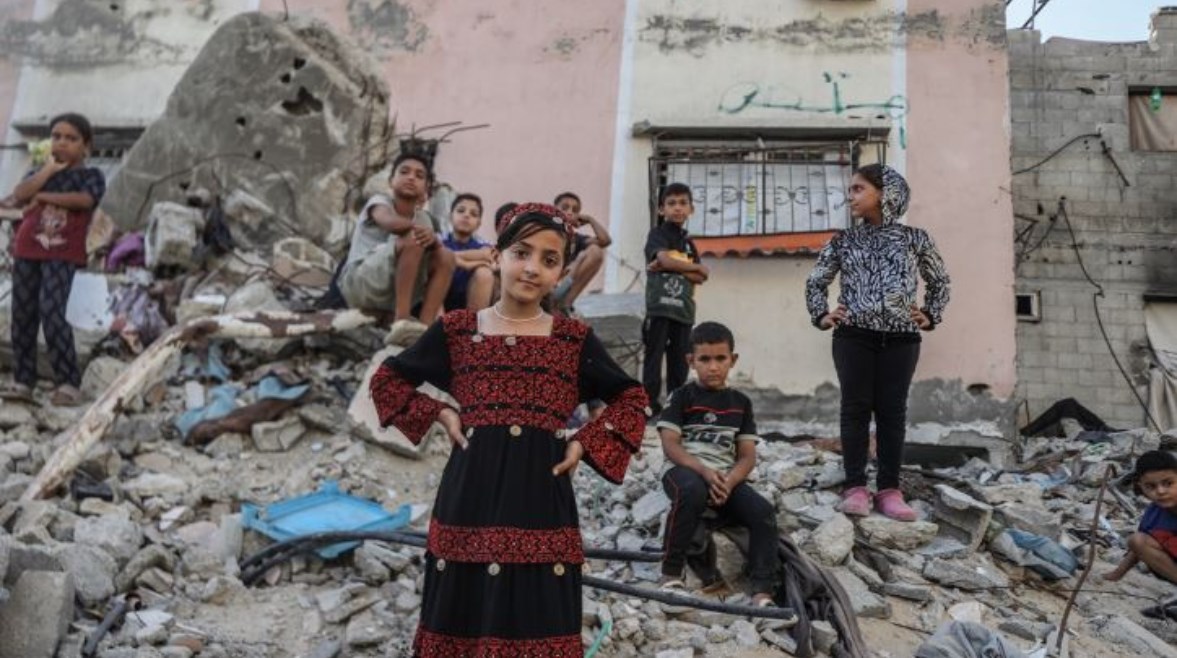 فتاة فلسطينية وسط الأنقاض