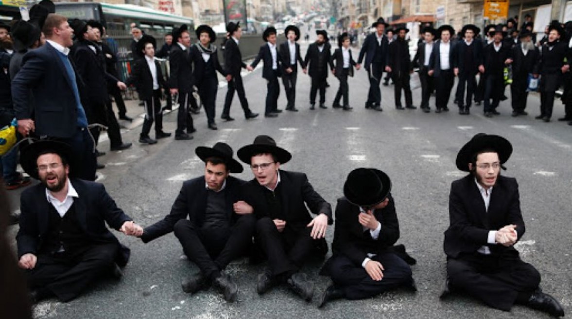 يهود في إحدى المدن الأوروبية 