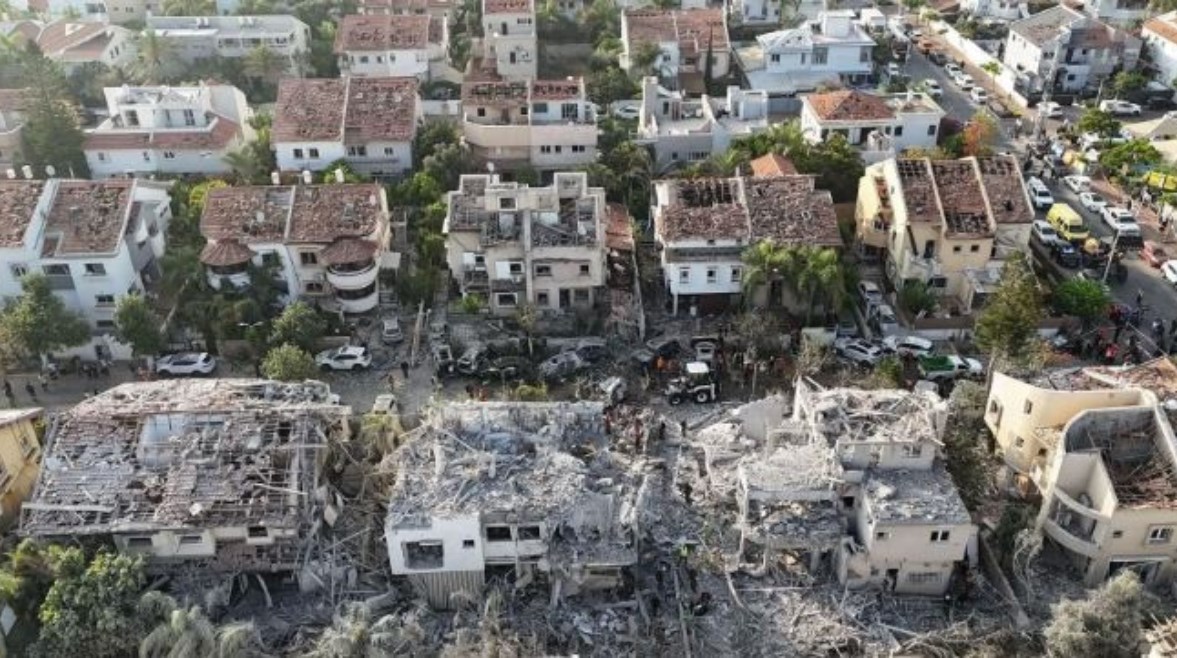 صاروخ إيراني يصيب عدة مباني جنوب تل أبيب