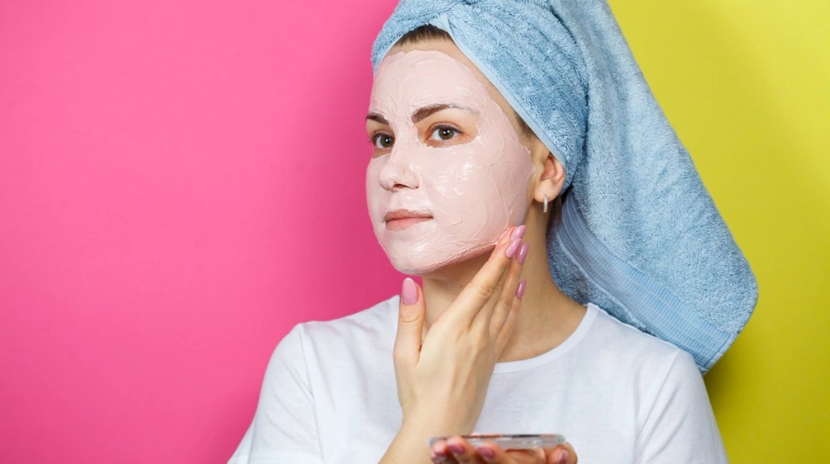 فتاة تضع ماسك