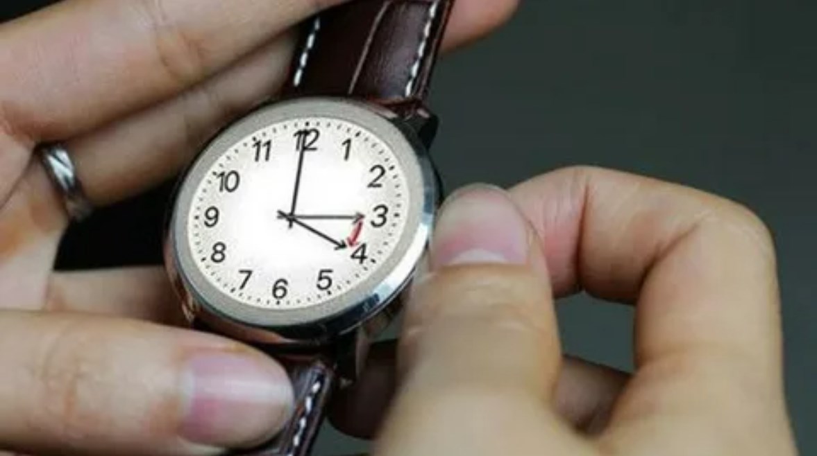 ضبط الساعة في التوقيت الصيفي 2026