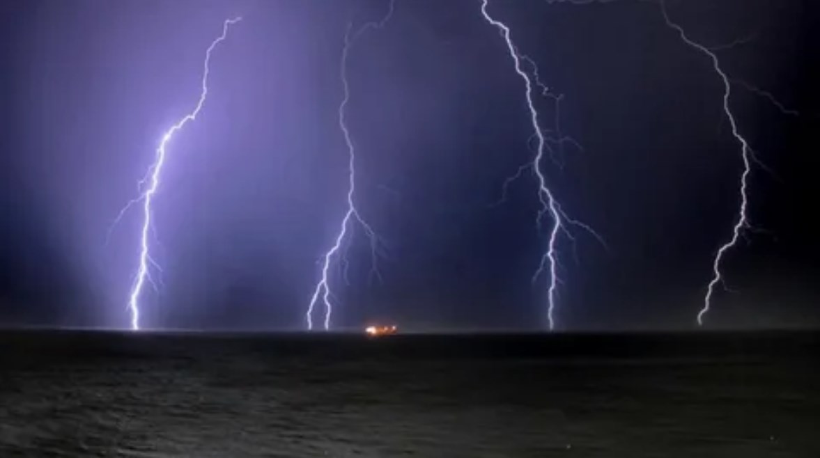 دعاء سماع البرق والرعد مكتوب كامل