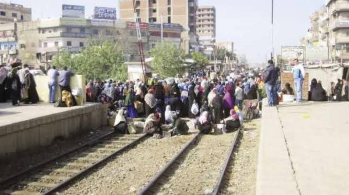 الباعة الجائلون يفترشون شريط السكة الحديد بالقليوبية 