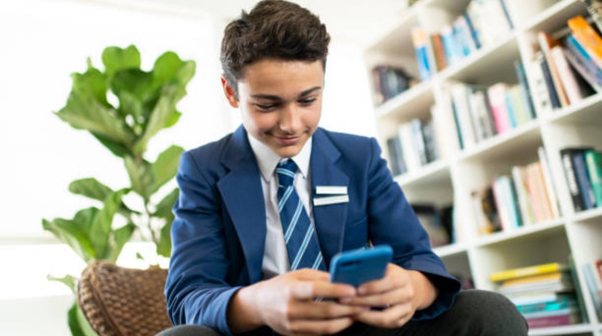 طالب عراقي- تعبيرية