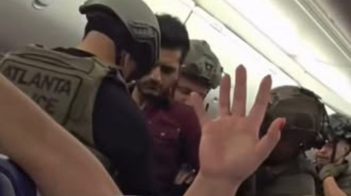 لحظة صعود قوات التدخل السريع على متن الطائرة