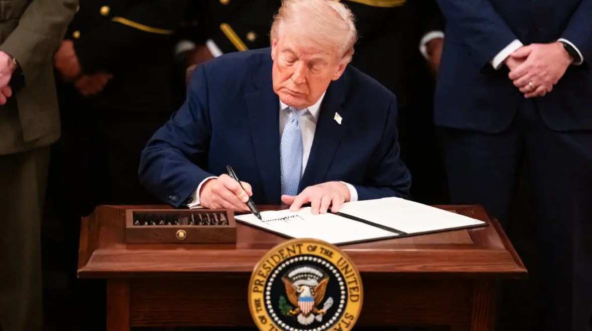 توقيع دونالد ترامب