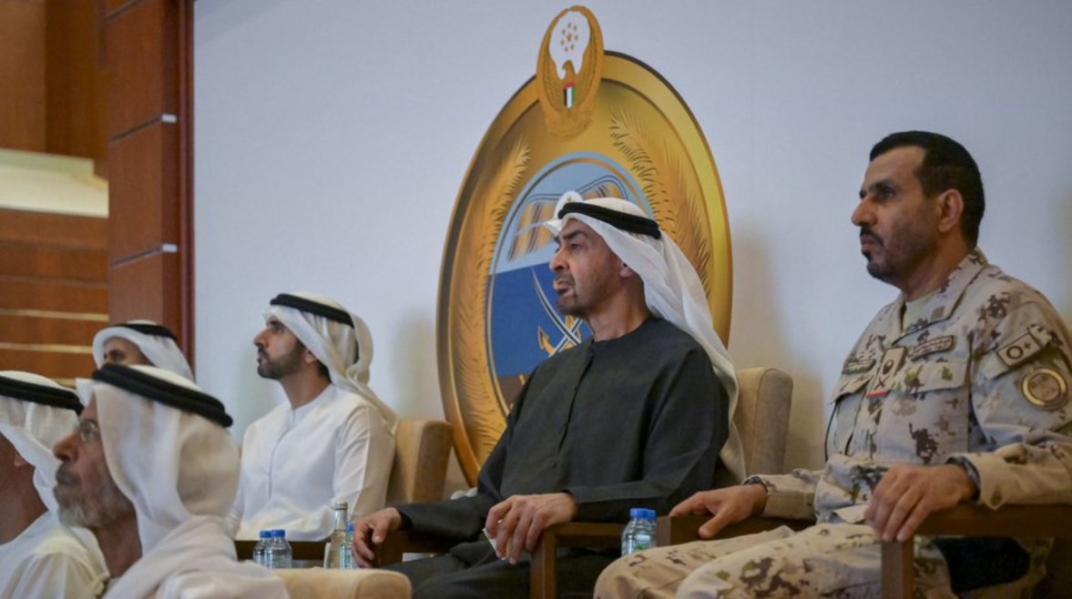 الرئيس الإماراتي الشيخ محمد بن زايد يزور وزارة الدفاع الإماراتية لبحث إستعدادات القوات المسلحة