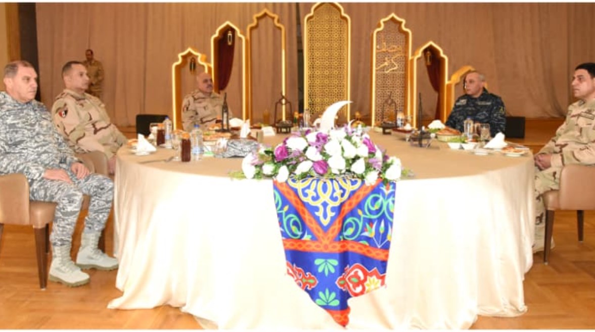 القائد العام للقوات المسلحة يلتقي مقاتلي البحرية والمنطقة الشمالية 