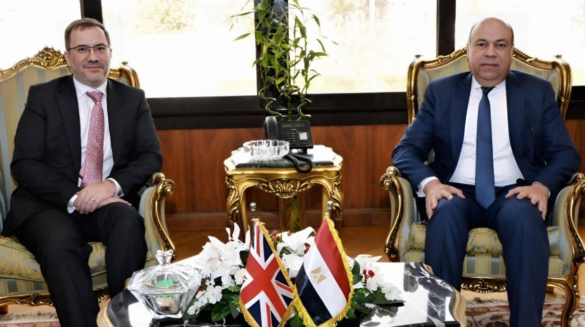 وزير الطيران المدني الدكتور سامح الحفني، مارك برايسون ريتشاردسون سفير المملكة المتحدة لدى القاهرة