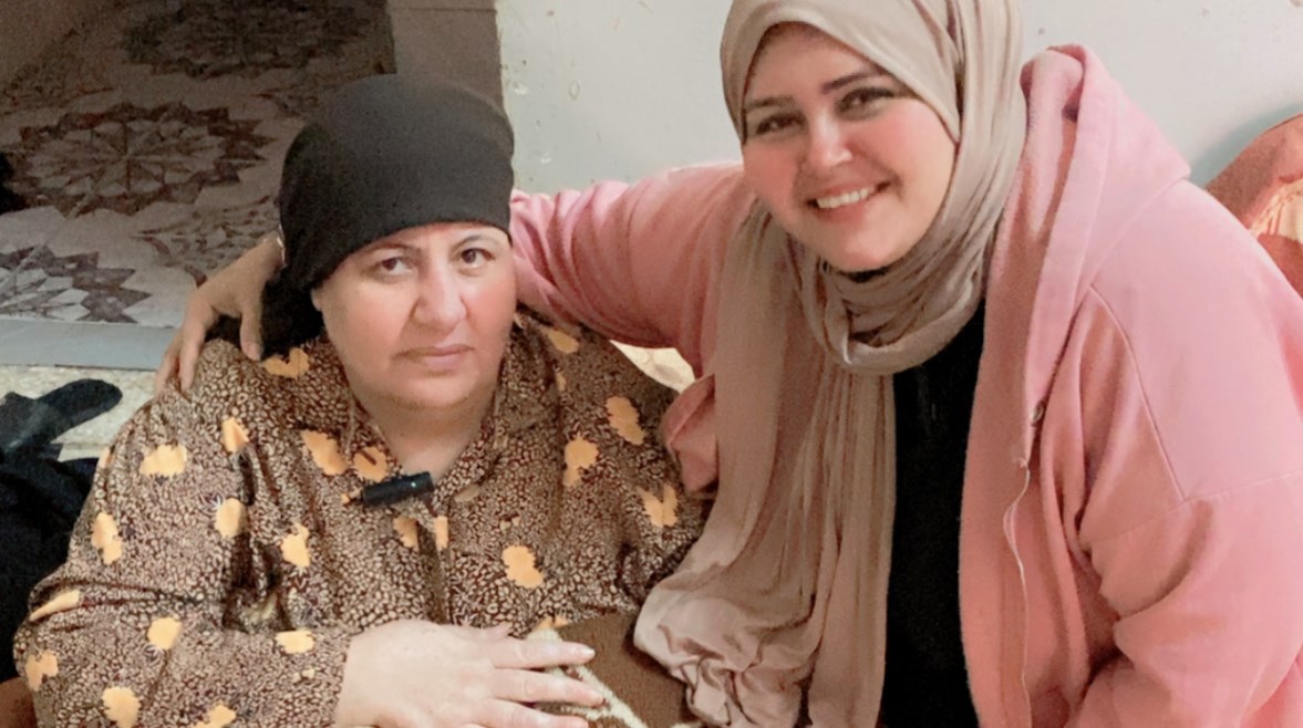 الست أحلام بصحبة مراسلة تليجراف مصر 