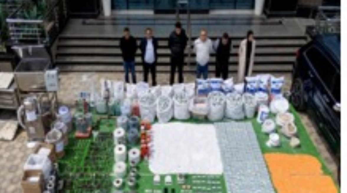 المتهمون وجانب من المضبوطات