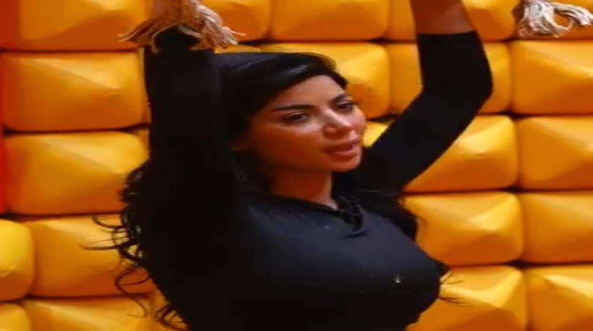 كارولين عزمي