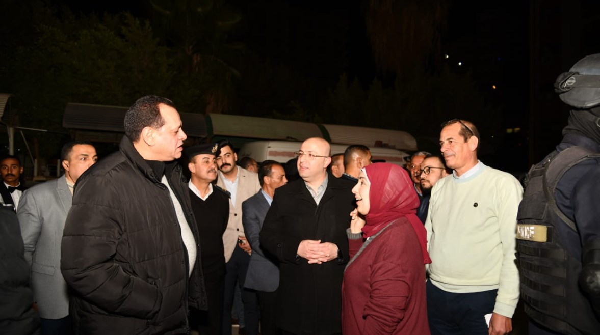 صورة المحافظ ومدير الأمن أثناء زيارة المصابين 